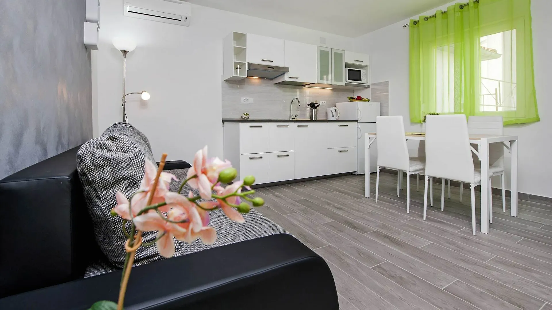 Apartment And Studio Tereza ile iletişim